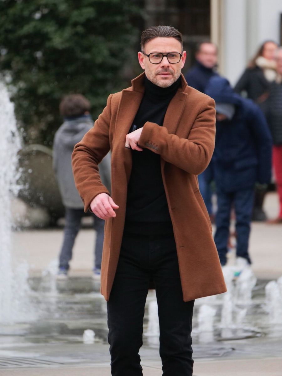 David en manteau camel dans la rue