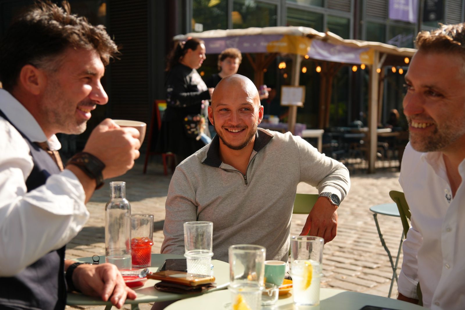 Membres en terrasse pendant une Journée Déclic