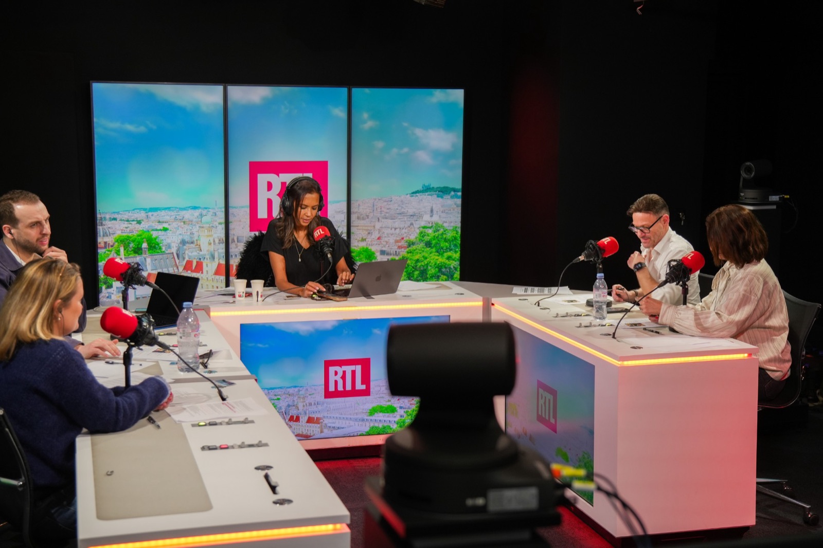 David en studio sur le plateau de RTL
